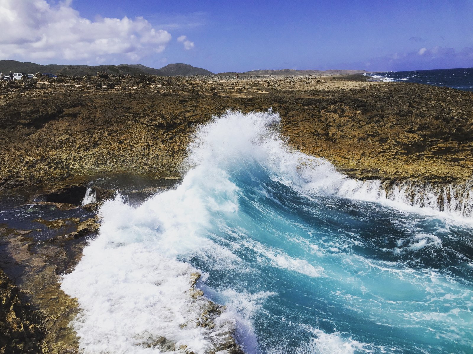 Wave breaking on rocks