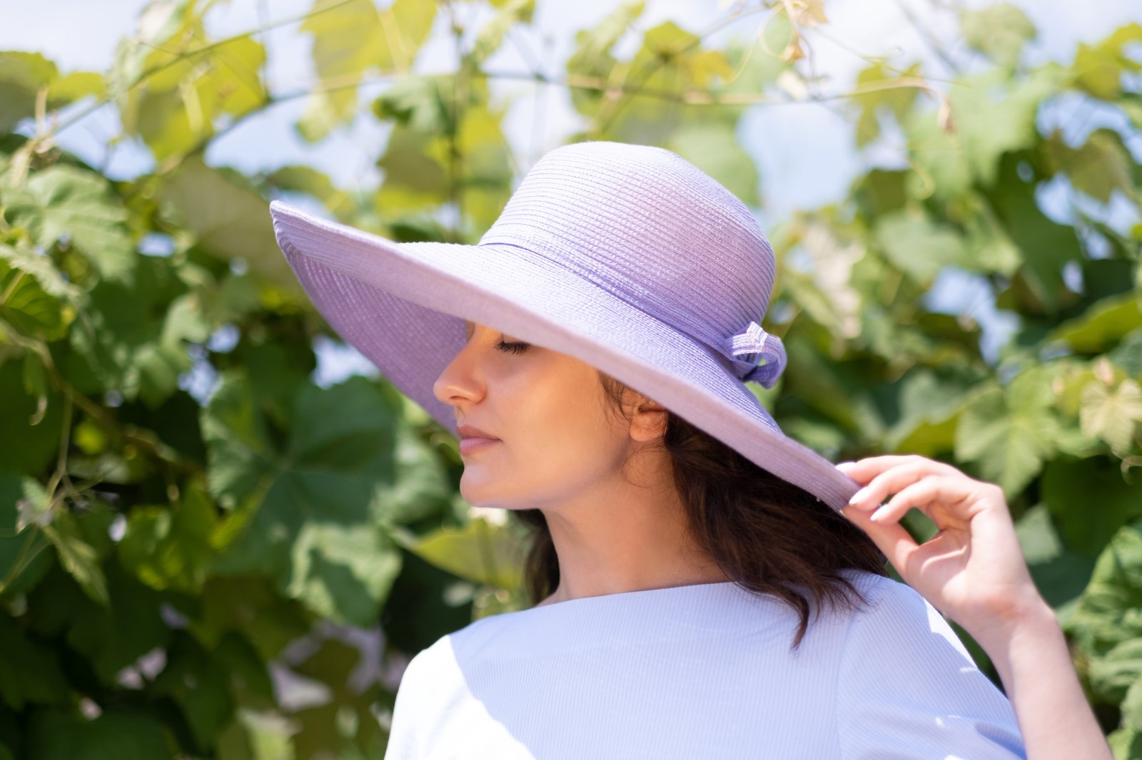 Portrait of Eva in lavender hat